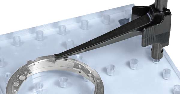 Aufbaubeispiel ALUMESS.optic Kunststoff-Niederhalter auf Palette