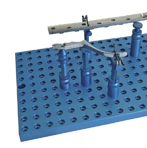 Aufbaubeispiel ALUMESS.maxx Einsteiger-Set A mit Medizintechnik-Bauteilen