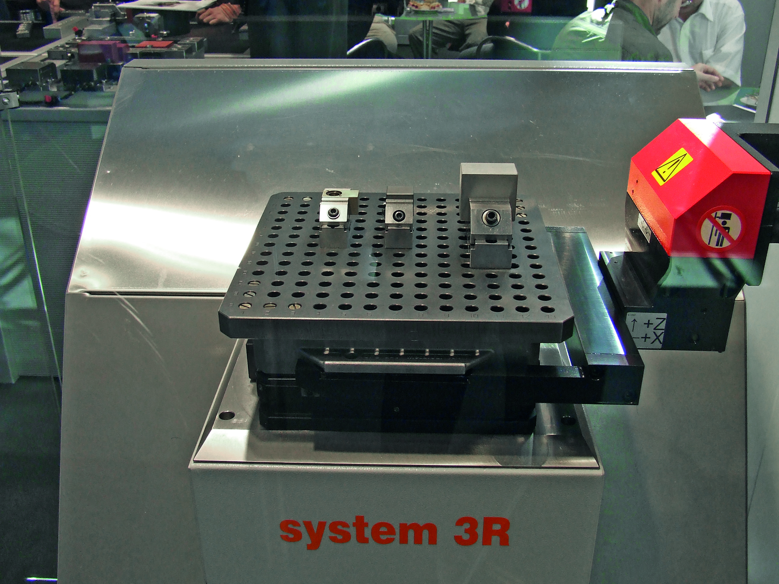Niederzugschraubstöcke N 25 S und N 36 S auf Palette