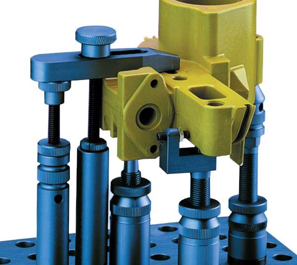 Aufbaubeispiel ALUMESS.maxx Spannpratze auf Stehbolzen