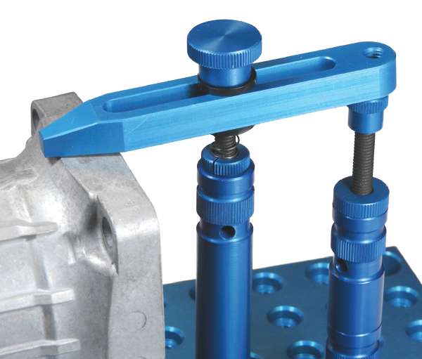 Aufbaubeispiel ALUMESS.maxx Spannpratze auf Stehbolzen Ø 16 mm mit Rändelschraube