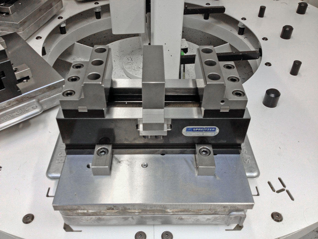 Mechanischer Zentrischspanner MZU mit Mittenbacke