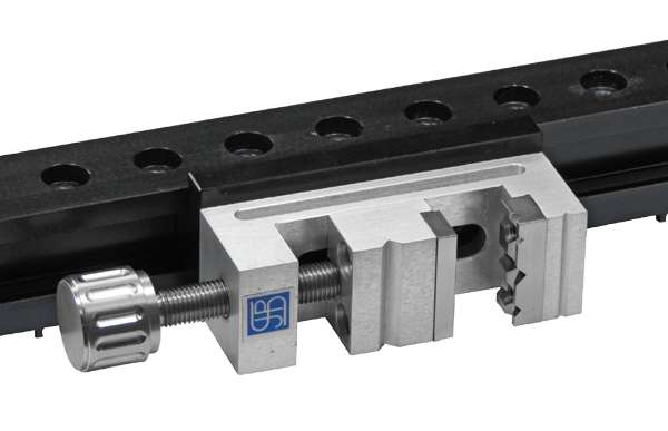 Aufbaubeispiel ALUMESS.optic Mini Präzisionsschraubstock MP 25 AL auf Leiste