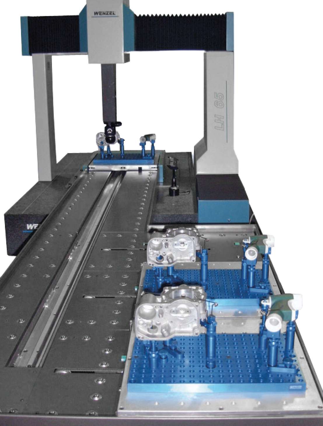 ALUMESS.maxx Spannvorrichtung auf Messmaschine mit Palettenbahnhof