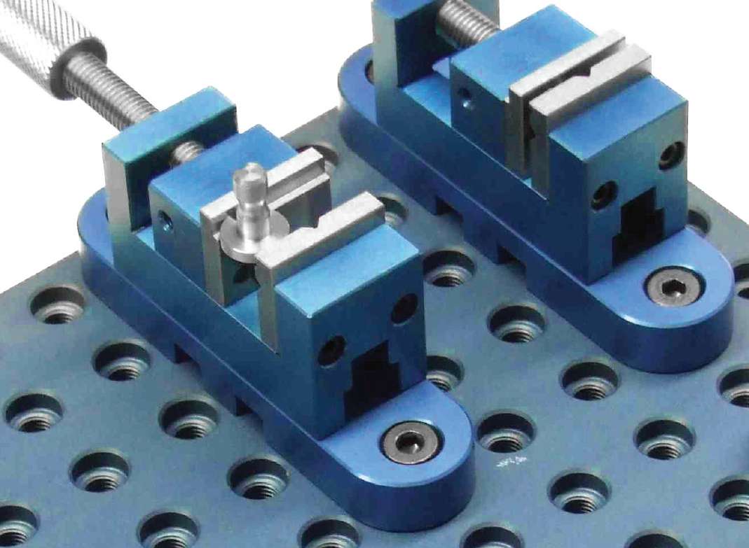 Aufbaubeispiel ALUMESS.maxx Aufnahmeleiste mit Spindelschraubstock